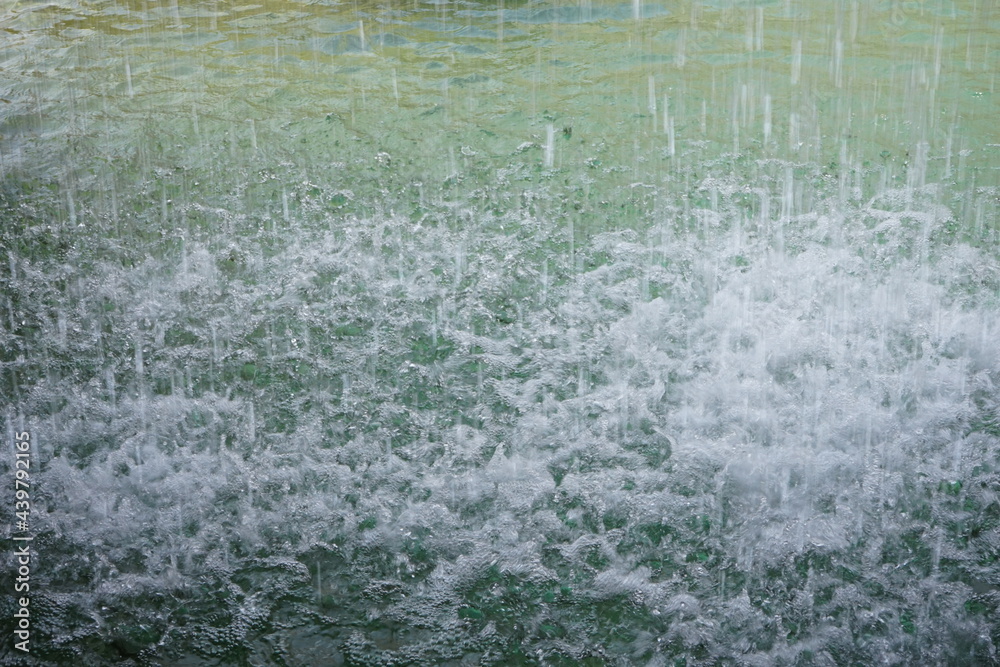 Falling water drops in a puddle in the rain - 水たまりに落ちる雫 豪雨 Falling water drops in a puddle in the rain - 水たまりに落ちる雫 豪雨