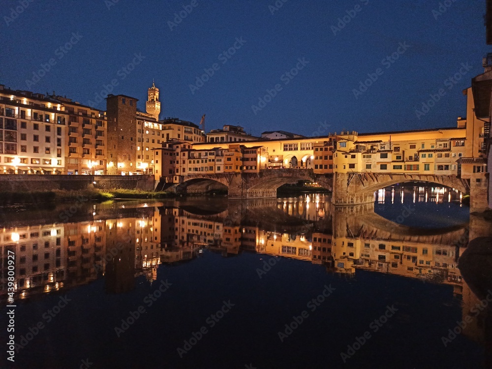 Italia, Toscana, Firenze. Il fiume Arno e Ponte Vecchio.