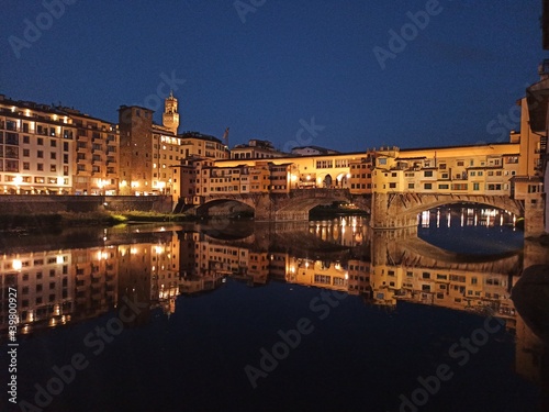 Italia, Toscana, Firenze. Il fiume Arno e Ponte Vecchio.