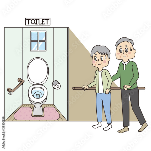トイレに向かうシニア女性とそれを補助するシニア男性