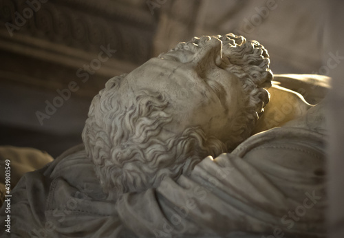 Slow travel in Paris - discovering the little things: Figure of a french king on a tomb in a church