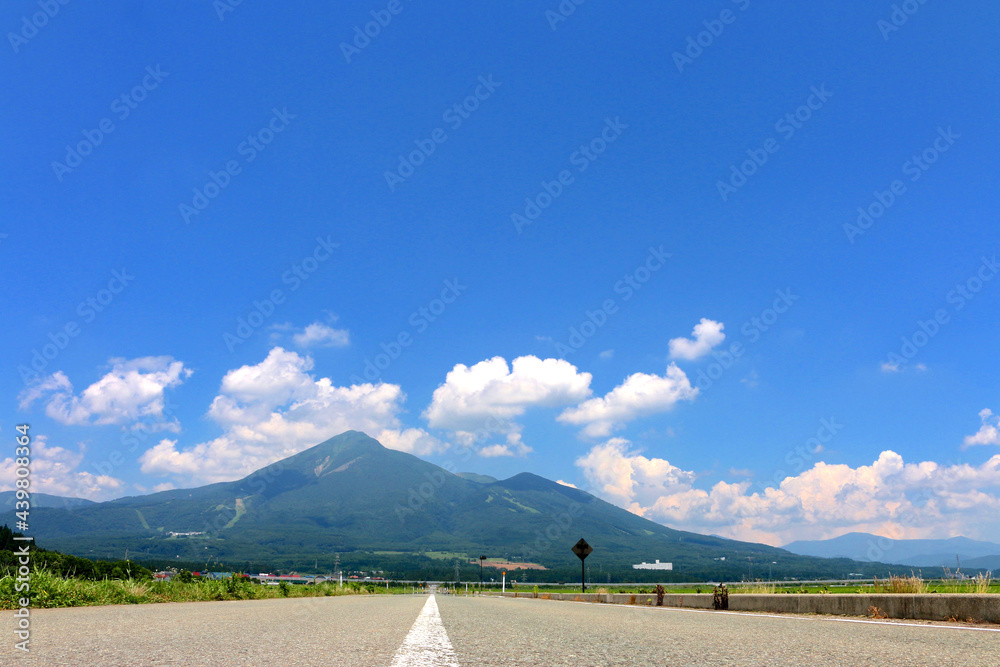 まっすぐな道と磐梯山（福島県・猪苗代町）