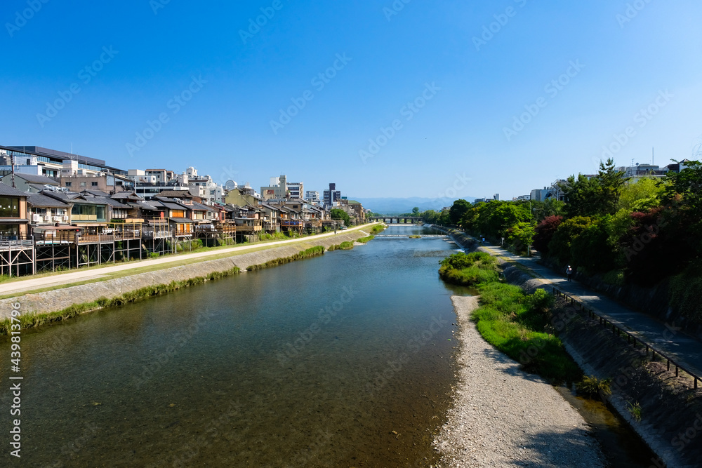 京都市 鴨川と四条の街並み