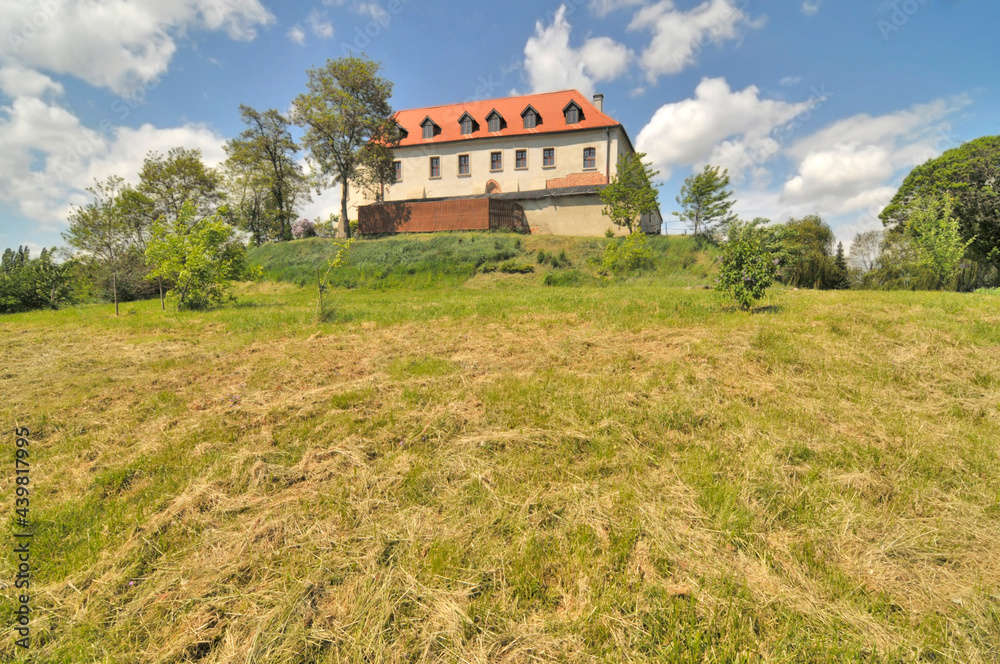 Klasztor benedyktynów w Mogilnie – powstały w XI wieku, położony nad Jeziorem Mogileńskim,  Polska