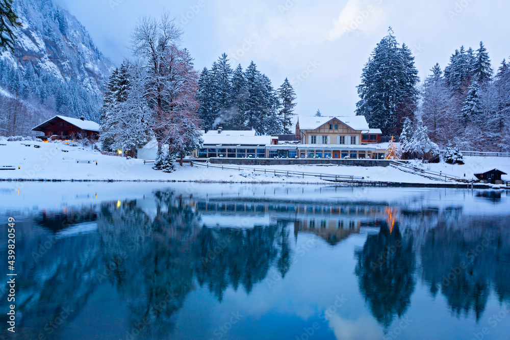 Fototapeta premium Wunderschöner Bergsee in den Schweizer Alpen im Winter, Schweiz