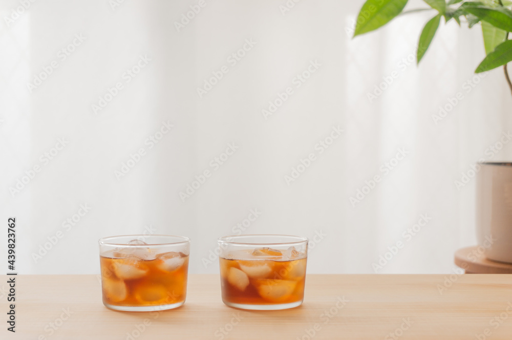 並んだ麦茶のグラス 並んだ麦茶のグラス