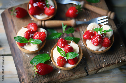 Strawberry banana tartlets. Healthy summer dessert with strawberries.