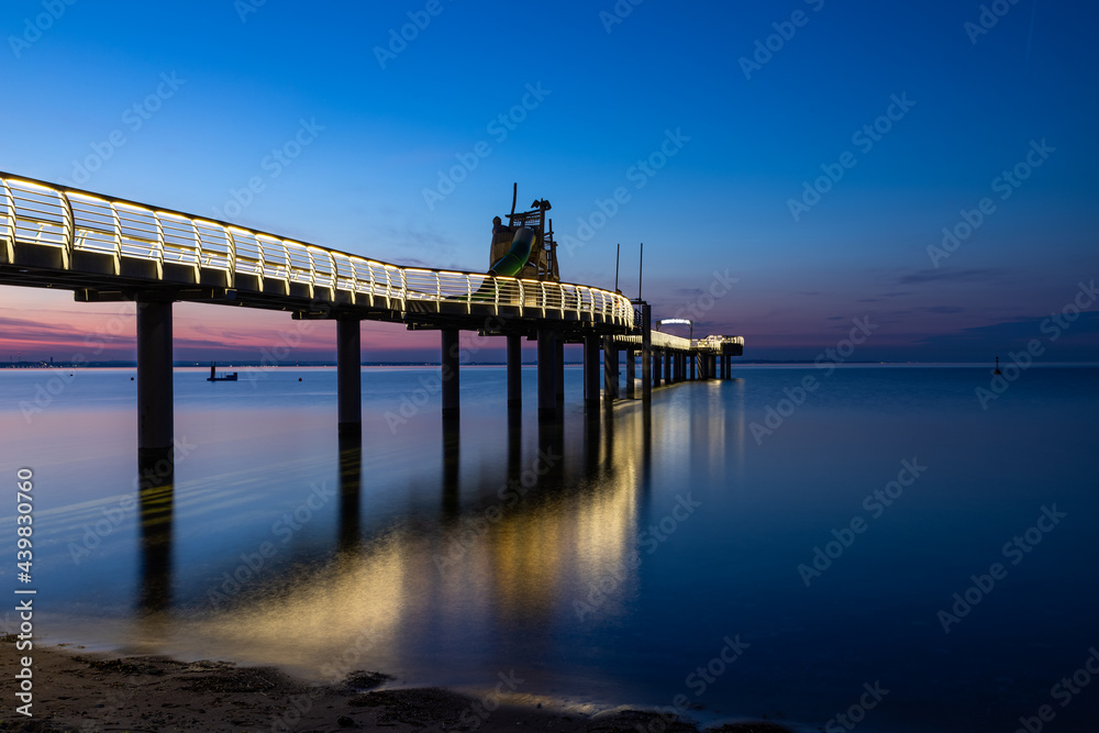 Obraz premium pier at sunset