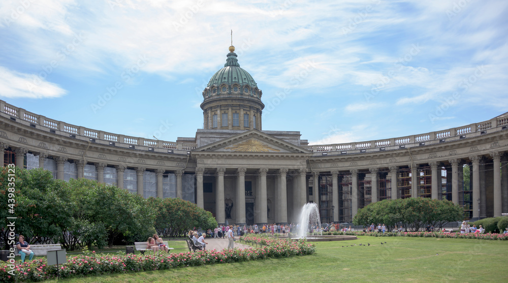 Fototapeta premium Tourists visiting and resting near Kazan Cathedral