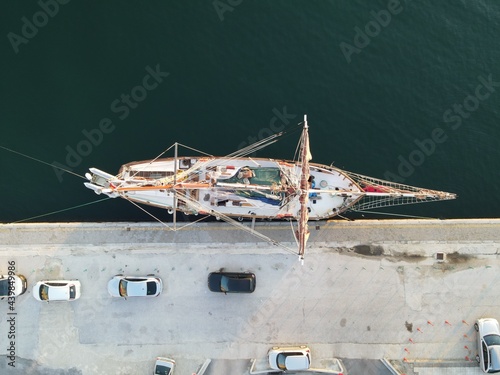 Papier peint Aerial View Old Wooden Antique Pirate Ship With British, United kingdom Of Great Britain And Northern Ireland Flag In Port Of Igoumenitsa
