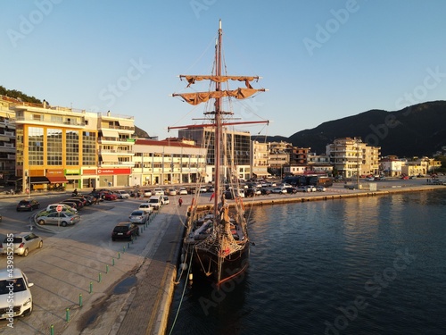 Obraz na płótnie Aerial View Old Wooden Antique Pirate Ship With British, United kingdom Of Great Britain And Northern Ireland Flag In Port Of Igoumenitsa