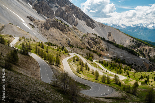 Paysage et route en lacets au Col de l'Izoard, Hautes-Alpes, France