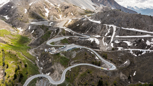 Paysage et route en lacets au Col de l'Izoard, Hautes-Alpes, France photo