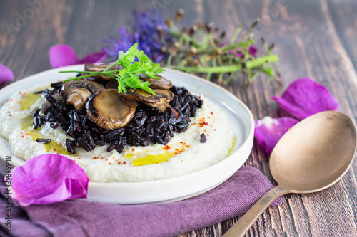 Fototapeta Naklejka Na Ścianę i Meble -  Assiette de cremeux de fenouil riz noir et champignons