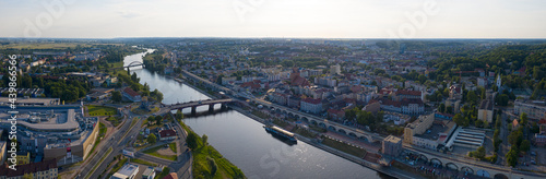 Szeroka panorama centrum miasta Gorzów Wielkopolski, w tle Most Staromiejski, wieża Dominanta, Spichlerz, Bulwar Wschodni