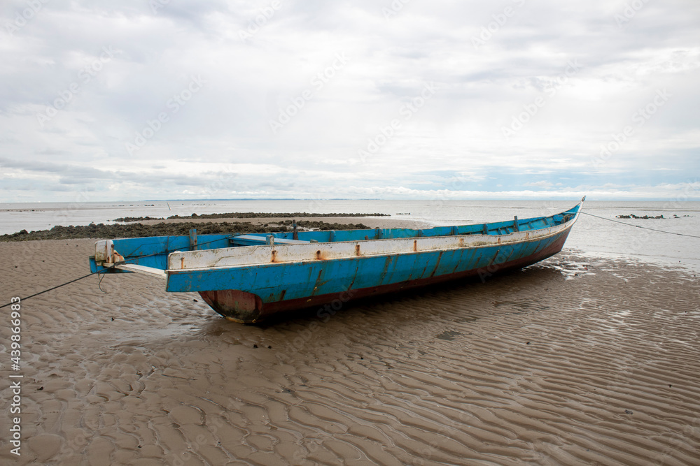 Fototapeta premium boat on the beach