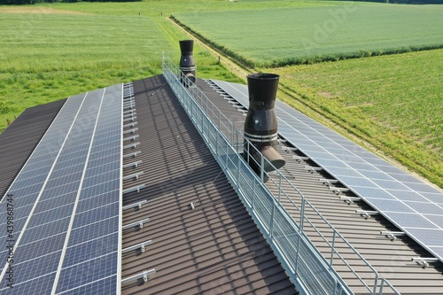 moderne oekologische hühnerhalle mastbetrieb bei bauernhof mit solaranlage und wäremtauscher minergie-a photo