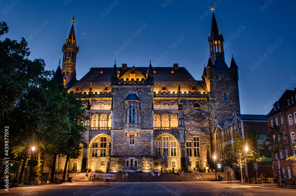 Aachen - Das Rathaus bei Nacht 