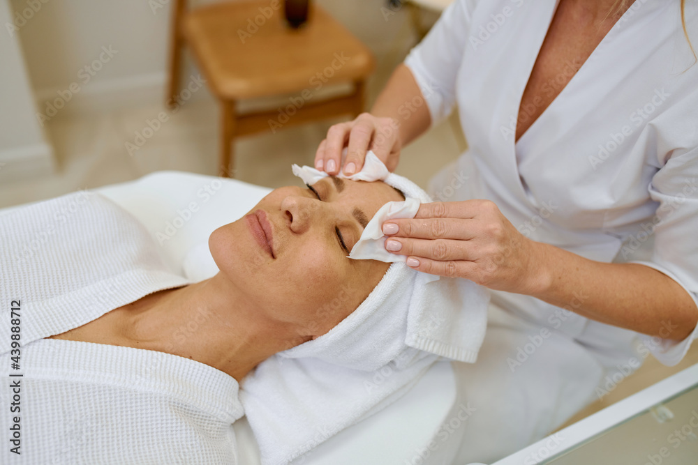 © Tatiana Timofeeva/Stocksy - Cosmetologist doing face massage adult woman patient in beauty salon © Tatiana Timofeeva/Stocksy - Cosmetologist doing face massage adult woman patient in beauty salon