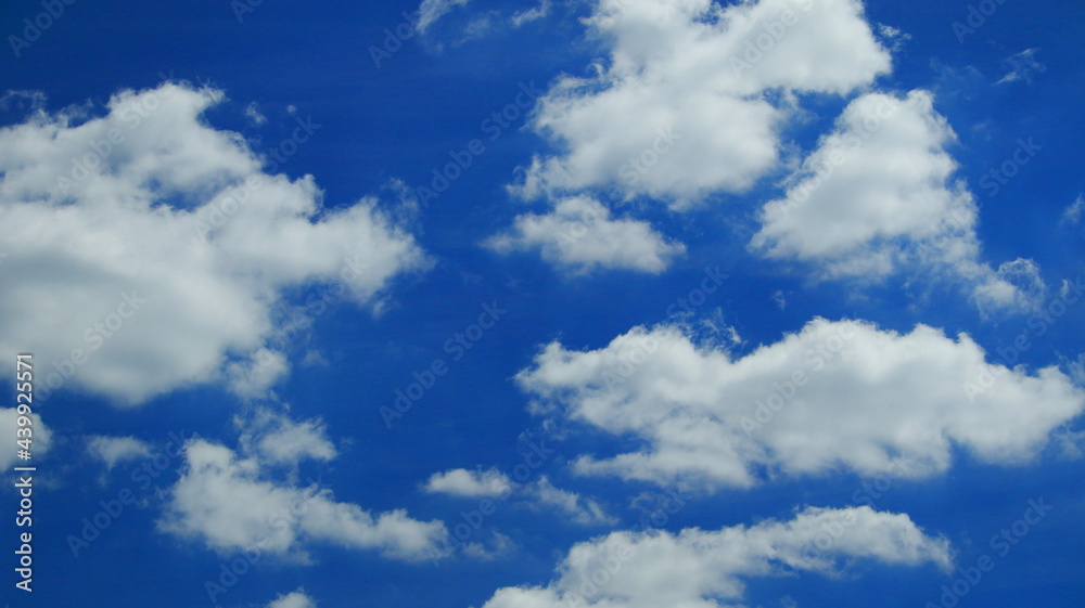 obłoki na niebieskim niebie. sky obłoki na niebieskim niebie. sky