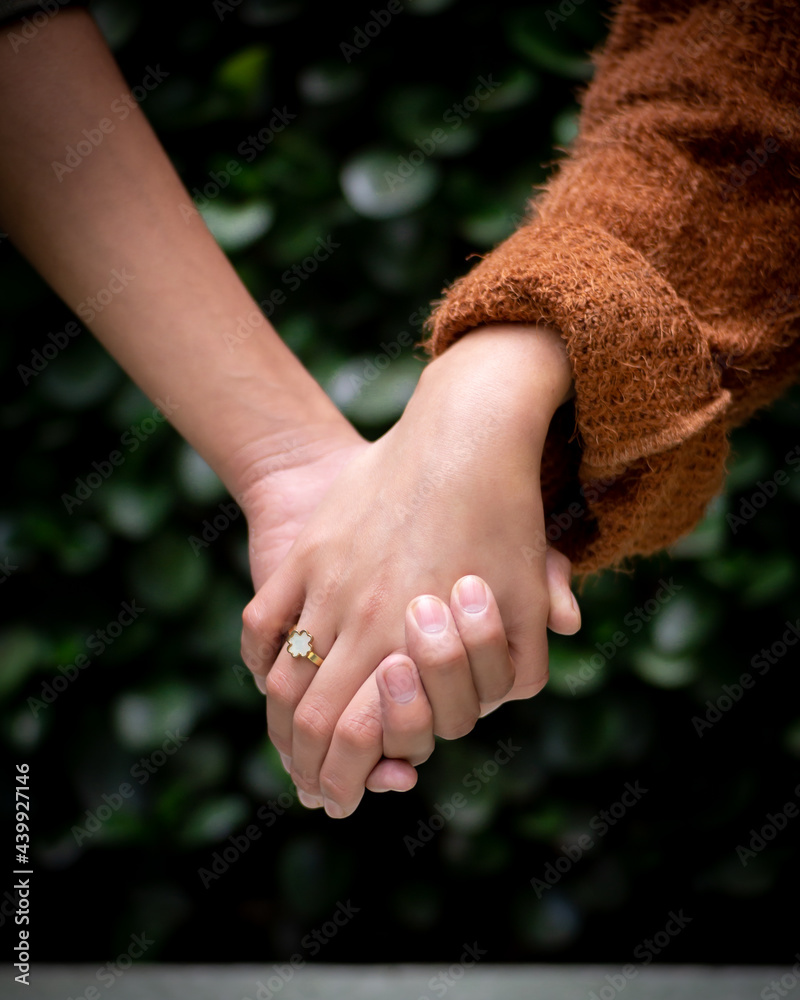 Agarrandose las manos, recien novios, anillo, amor pareja de novios Stock  Photo | Adobe Stock