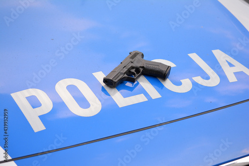 Pistolet koloru czarnego policji polskiej w z magazynkiem nabojowym.