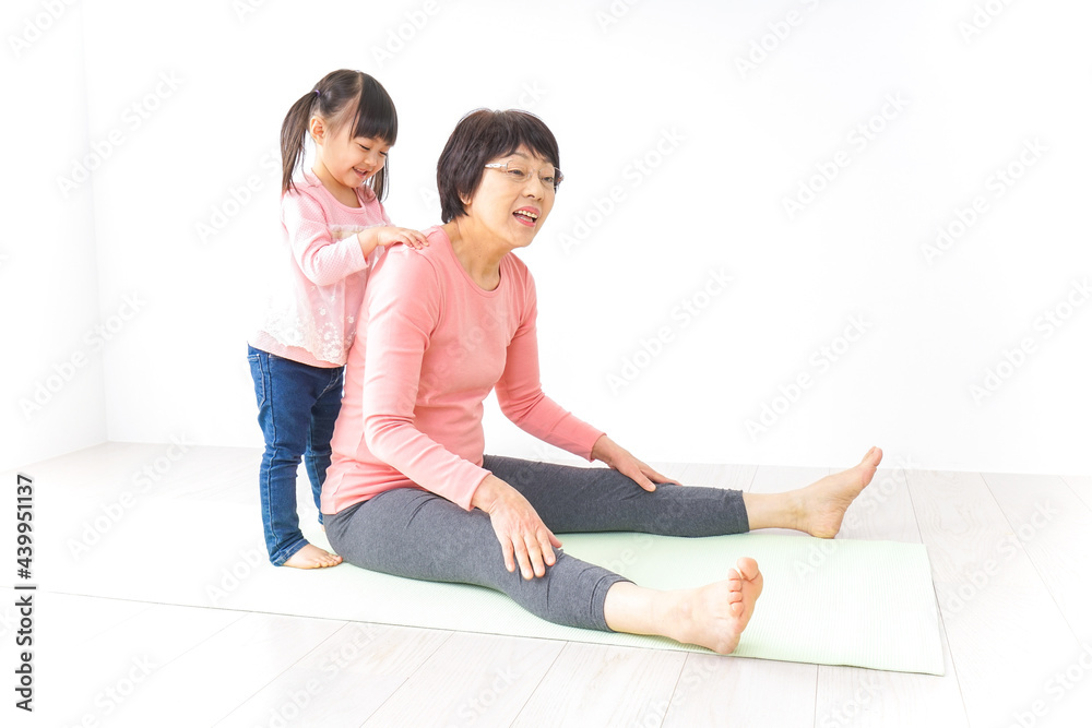 体操をするシニア女性と孫 体操をするシニア女性と孫