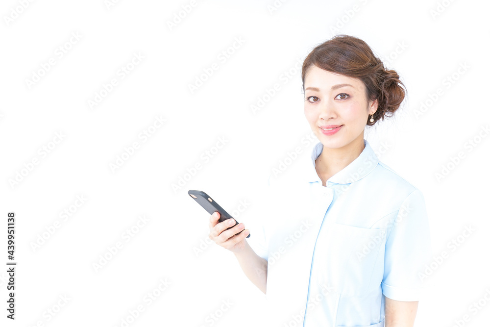 スマホを使う看護師