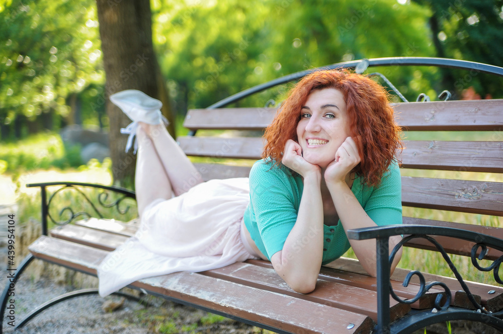Naklejka premium woman sitting on a bench in the park