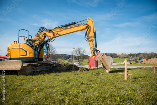 Baustart, Markierung auf unbebautem Grundstück
