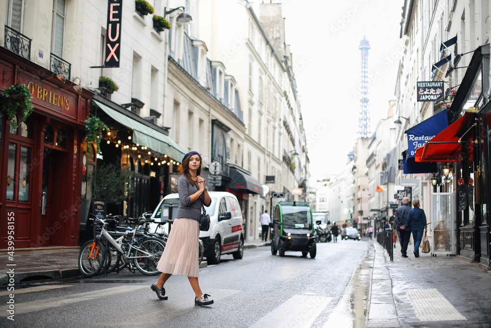 Beautiful girl walking in romantic paris - obrazy, fototapety, plakaty 