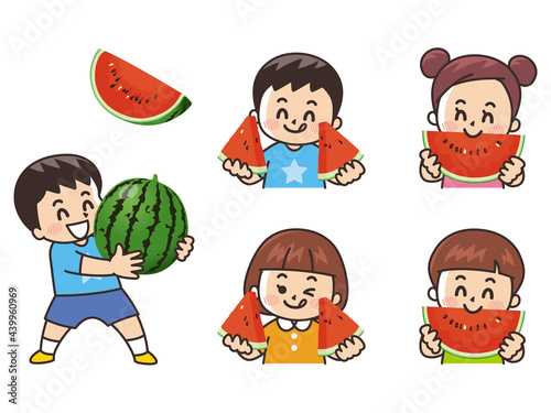 夏の味覚スイカ　カットされたスイカを食べる子供