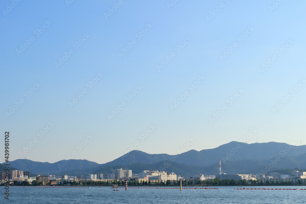初夏の琵琶湖の南湖の風景