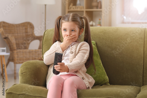 Bild auf Leinwand Little girl watching TV at home