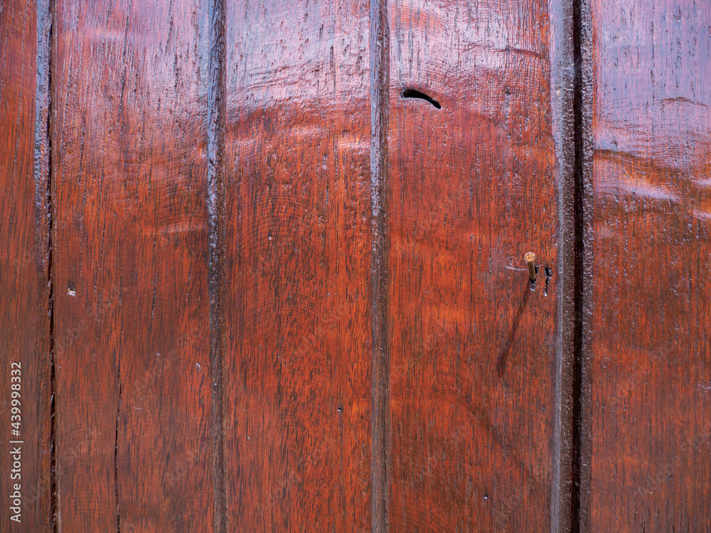Naklejka premium Old nails on the wooden wall are rusty.