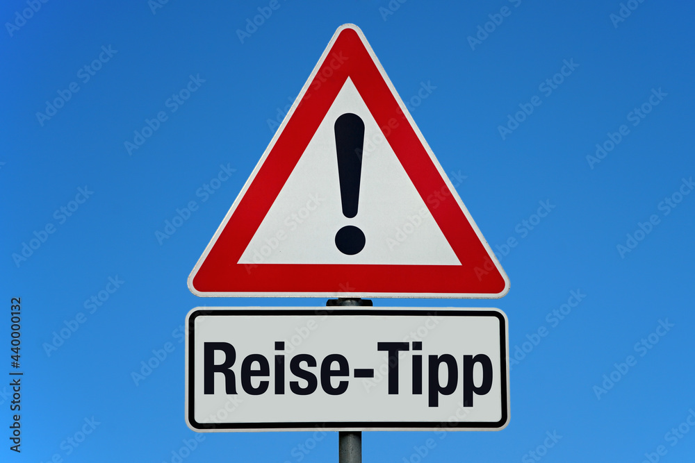Reise-Tipp - Achtung Schild mit blauem Himmel Reise-Tipp - Achtung Schild mit blauem Himmel