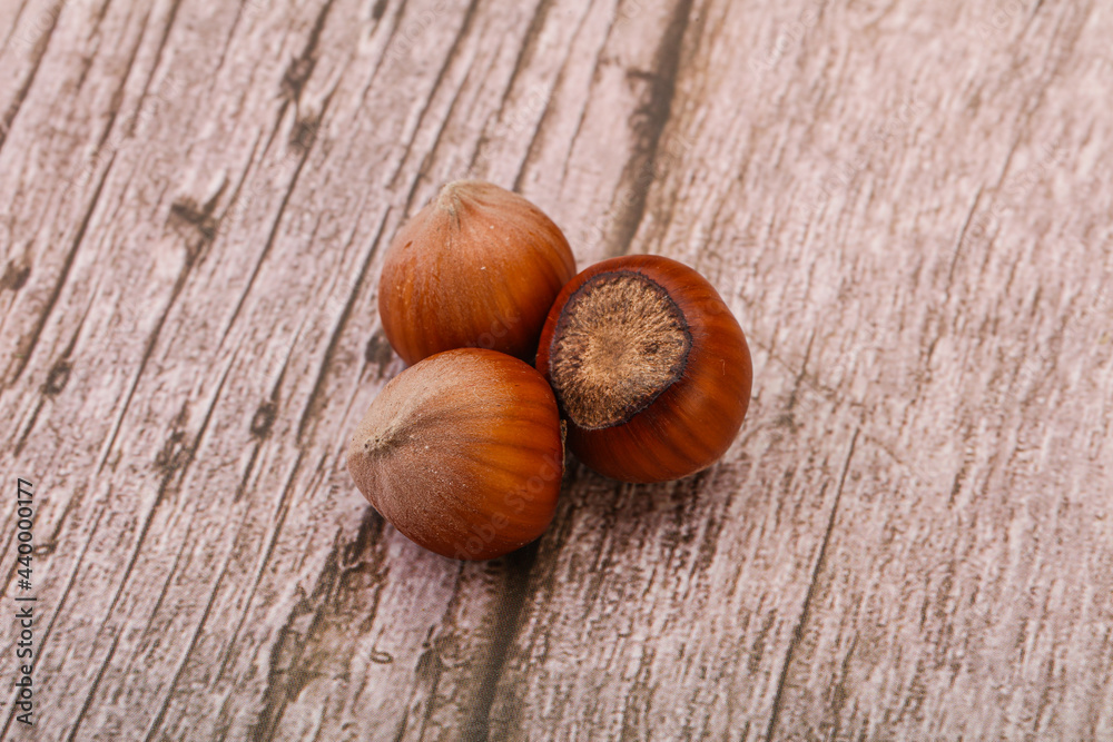 Obraz premium Hazelnut heap isolated over background