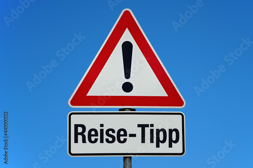 Reise-Tipp - Achtung Schild mit blauem Himmel