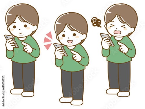 スマホを操作する太った男性