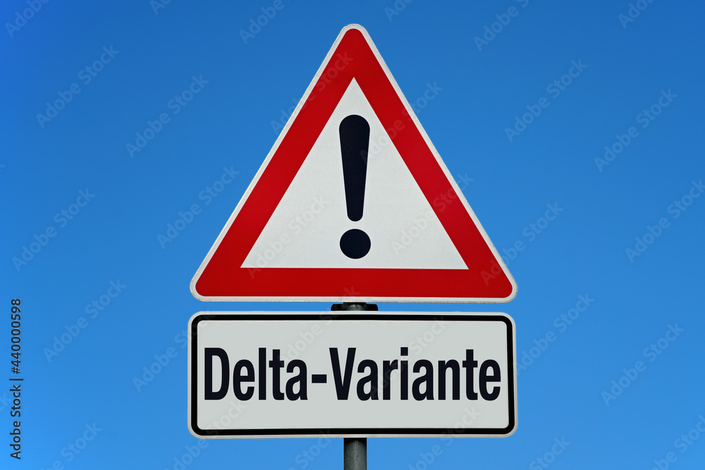 Delta-Variante - Achtung Schild mit blauem Himmel Delta-Variante - Achtung Schild mit blauem Himmel