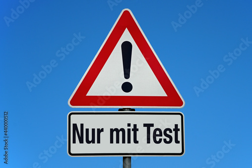 Nur mit Test - Achtung Schild mit blauem Himmel