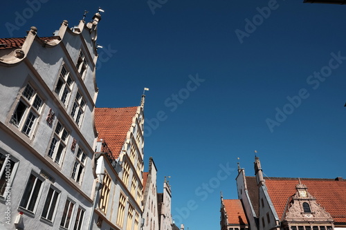 Liebevoll restaurierte alte Patrizierhäuser vor blauem Himmel bei Sonnenschein gegenüber dem Rathaus am Marktplatz der alten Hansestadt Lemgo bei Detmold in Ostwestfalen-Lippe photo