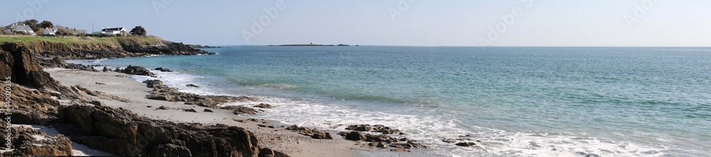 le long de la plage de raguenez en Finistère Bretagne France	