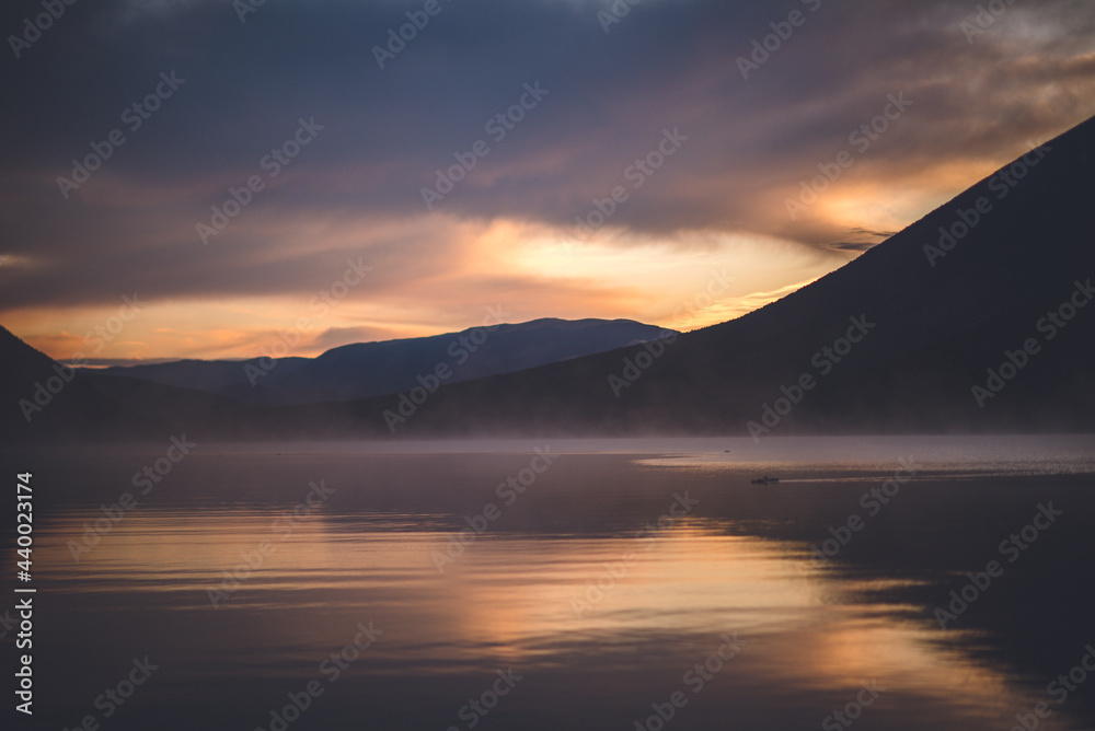 Fototapeta premium The morning glow at Lake Rotoiti, Nelson Lakes National Park, New Zealand