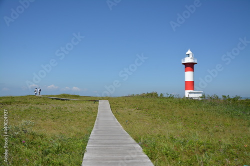 青空と木道と石狩灯台_1