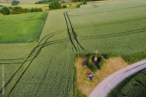 Luftbild, Agrarlandschaft, Bildstock mit Steinkreuz