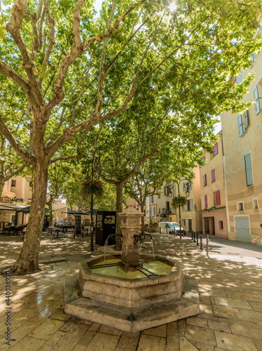 Fototapeta Naklejka Na Ścianę i Meble -  Place ombragée à Manosque, Alpes-de-Haute-Provence, France