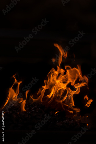 Rot-Orange Flammen vor schwarzem Hintergrund 