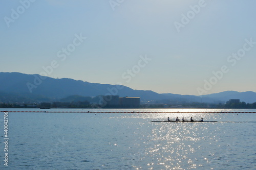 夏の琵琶湖のボート練習風景
