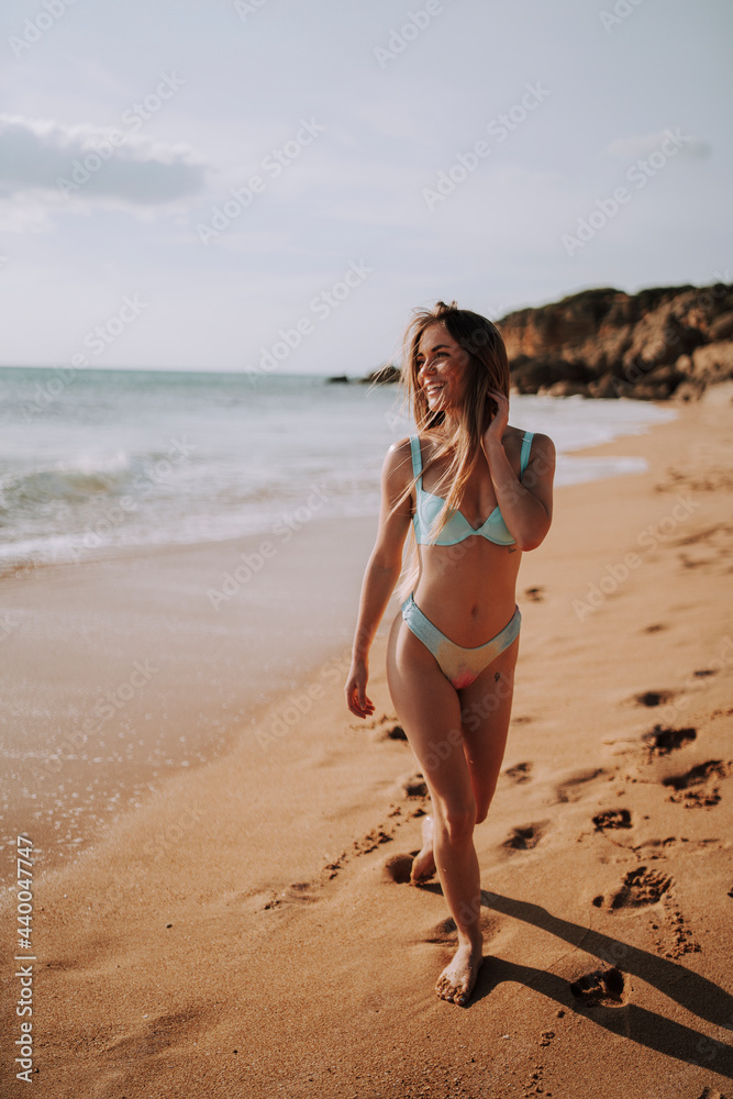 Chica guapa en la playa del sur de españa en verano disfrutando de sus  vacaciones en traje de baño bikini Stock Photo | Adobe Stock
